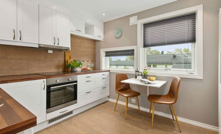 Cuisine rénovée en bois et portes de placard blanches